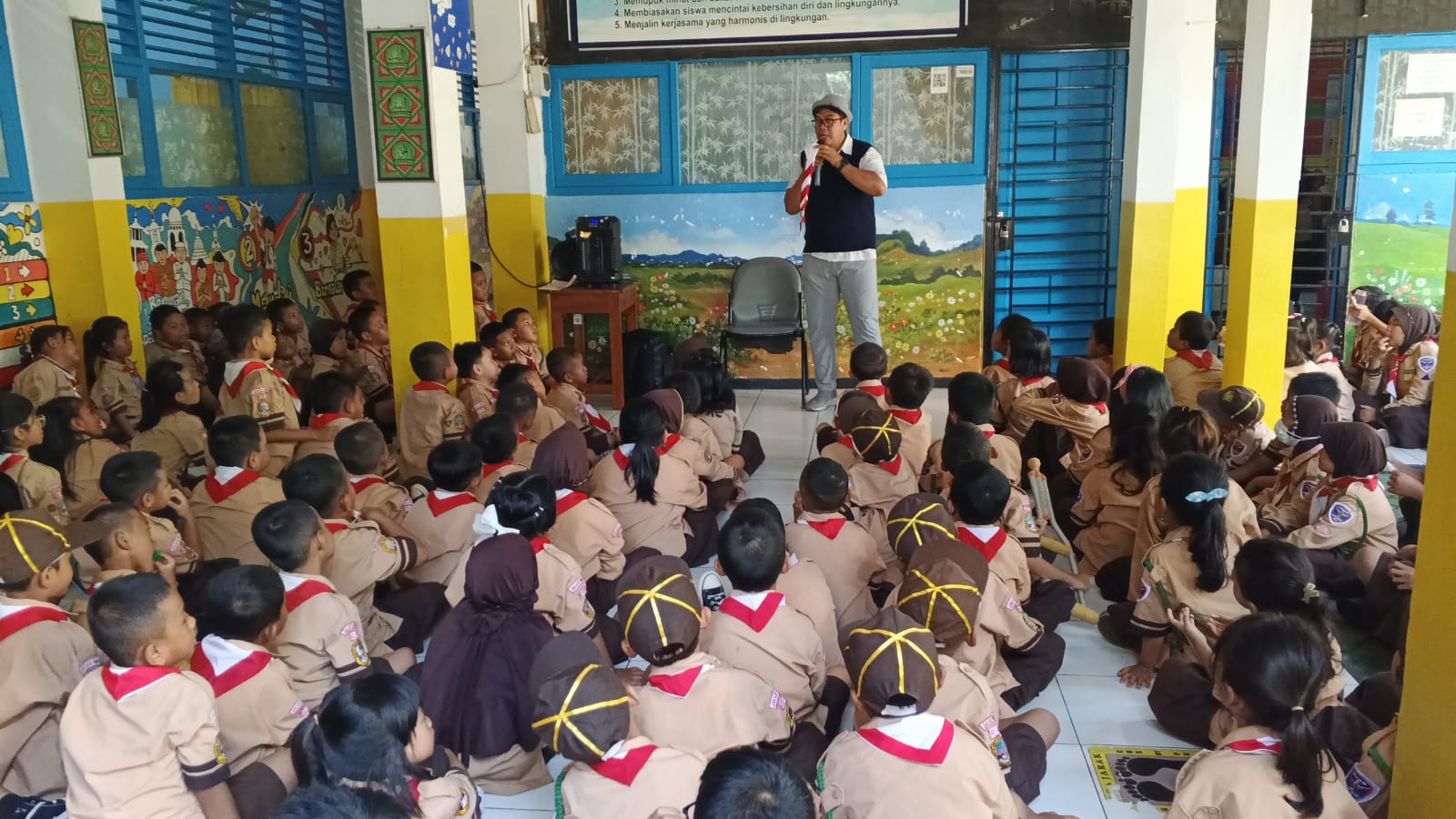 Wisata LiterAsyik Ke SDN Cipinang Besar Selatan 01